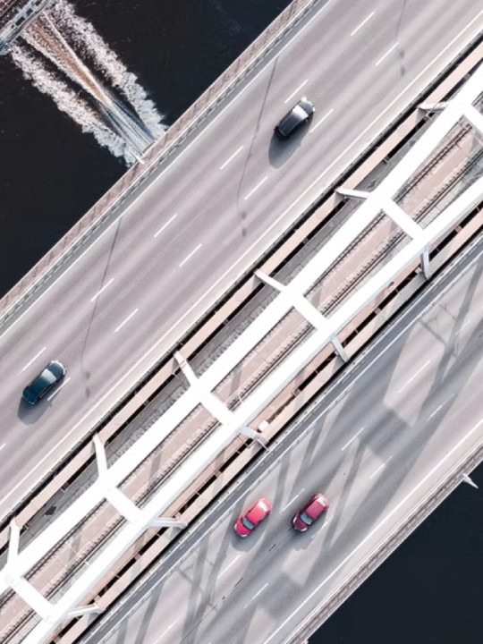 Eine Brücke mit fahrenden Autos von oben
